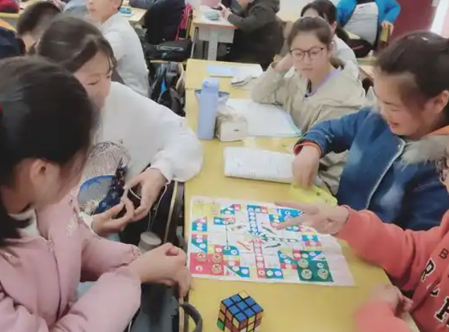 多元化的投入机制丰富课间15分钟的活动类型激发学生的活动热