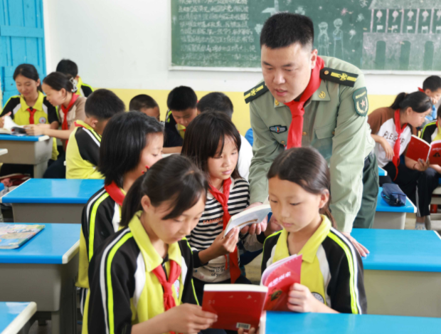 资源优势与中小学形成大手牵小手联动形式专业力气让教育更有深度 资源优势与中小学形成大手牵小手联动形式专业力气让教育更有深度